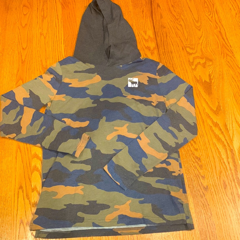 Never worn Abercrombie kids size 13/14 long sleeve hooded shirt